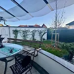Вілла Peaceful & Spacious With A Beautiful Garden *