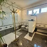 Вілла Peaceful & Spacious With A Beautiful Garden *